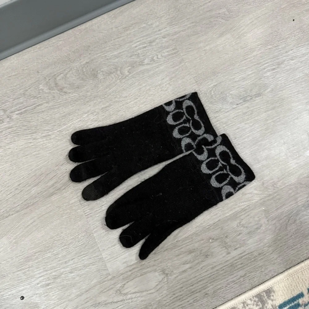 ✅ Coach Mittens Knit in Black Metallic Silver